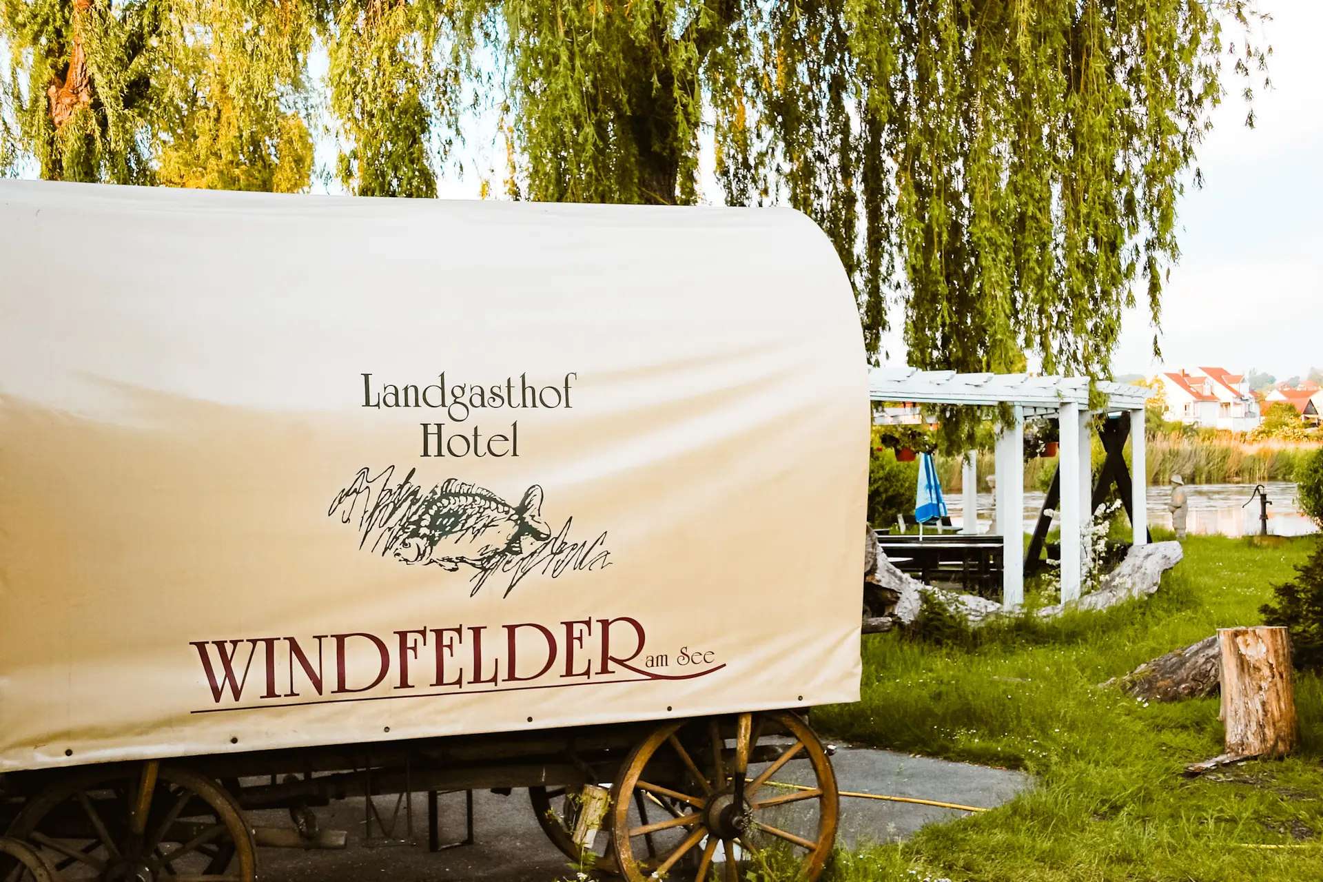 Biergarten Gastwirtschaft Windfelder alter Wagen mit Plane bespannt