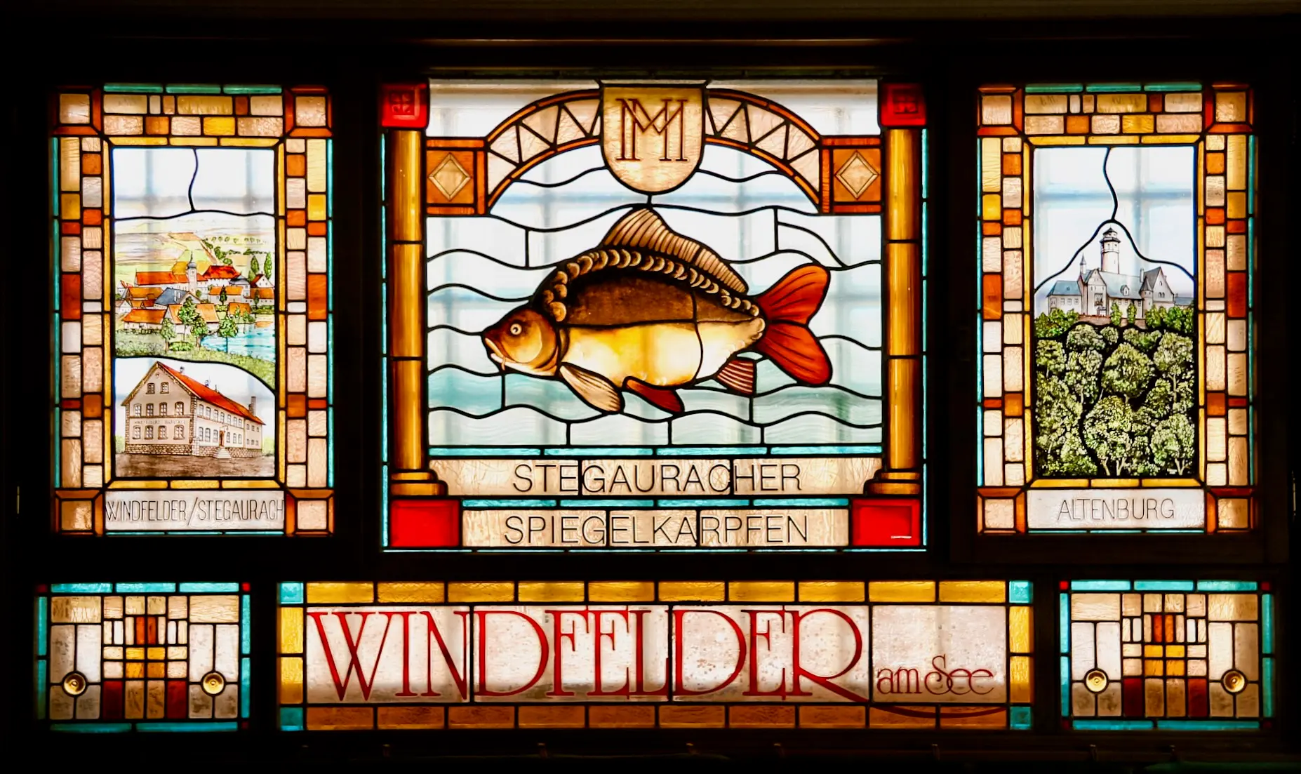 Prachtvolles Bleiglas Fenster mit Karpfen Motiv